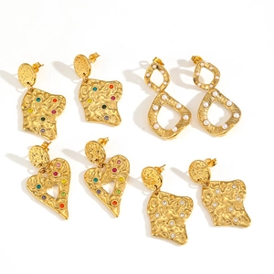 Lot de boucles d'oreilles en acier doré avec texture lave, cœurs et strass multicolores