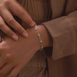 Minimalist stainless steel star chain bracelet for women in elegant silver finish