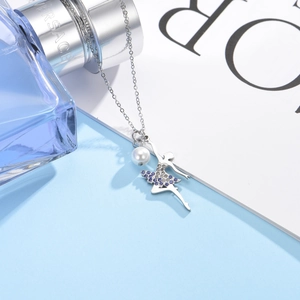 Collier pendentif ballerine argenté avec strass violets et perle blanche sur fond bleu