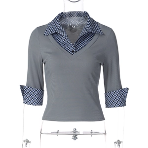 Détail d'un haut en tricot côtelé gris foncé avec col à carreaux et col en V