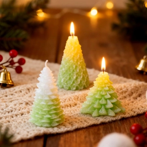 Handgemaakte kerstboom geurkaars met bladtextuur in een gezellige feestelijke setting
