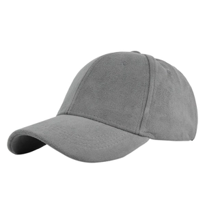 Detail van grijze fleece baseballpet met focus op de stofstructuur en stiksels