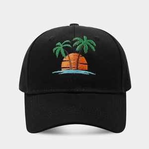 Détail de la broderie de cocotiers sur une casquette de baseball en coton noir