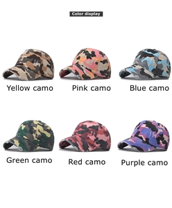 Détail de casquettes queue-de-cheval camouflage avec bords usés et broderie H