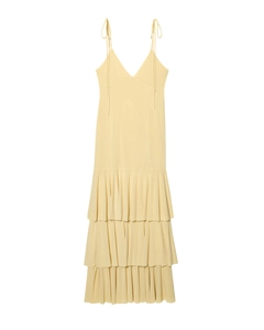 Détail de la robe midi jaune clair à volants avec col en V et bretelles spaghetti fines