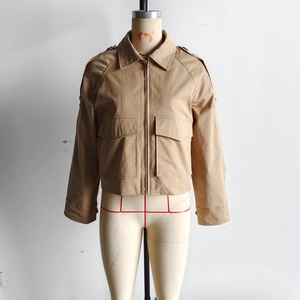 Detail der khakifarbenen kurzen Utility-Jacke mit großen Pattentaschen und Schulterklappen