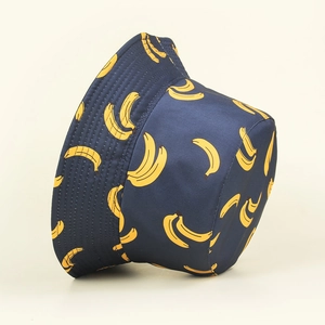 Détail de l'imprimé banane sur un chapeau de soleil bleu marine en polyester