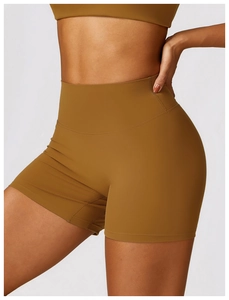 Détail du short de yoga taille haute caramel avec contrôle du ventre et coutures lisses
