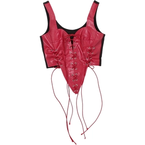 Gilet en cuir PU rouge avec laçage frontal et ourlet en V sur fond blanc épuré