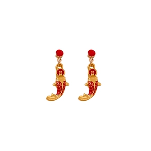 Boucles d'oreilles carpe koï rouge de style chinois avec détail de pièce dorée sur fond blanc