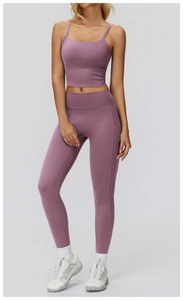 Vue complète de l'ensemble de yoga taille haute violet foncé pour femme avec haut de sport