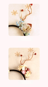 Détail du serre-tête bois de renne de Noël avec fleurs en soie et papillon doré