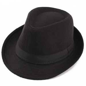 Vue détaillée du chapeau Fedora noir classique avec tissu en feutre et ruban décoratif
