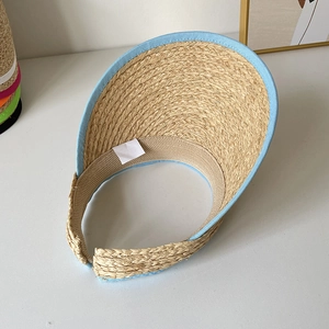 Visière de soleil en paille tissée avec bordure bleue et design ouvert pour l'été