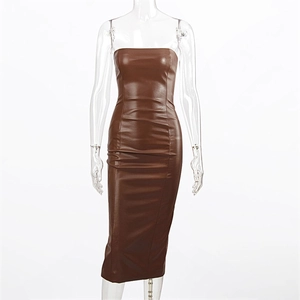 Braunes trägerloses Midikleid aus Kunstleder mit schmaler Passform und elegantem Schlitz