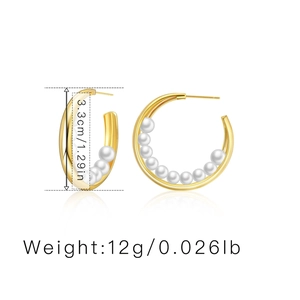Dettaglio orecchini a cerchio in oro 18K con perle, altezza 3,3 cm, stile elegante