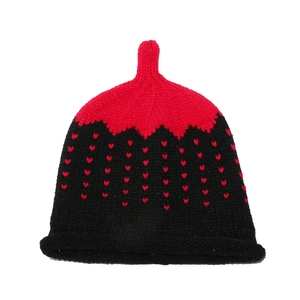 Bonnet tricoté pour enfant avec motif cœur rouge et pointe rouge originale au sommet