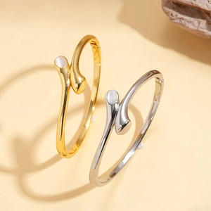 Bracciali ovali aperti placcati in oro 18K con gemma bianca e design a goccia d'acqua