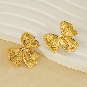Boucles d'oreilles nœud plaquées or 18 carats avec fini métallique sur support pierre