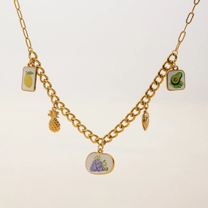 Collier chaîne dorée avec cinq breloques fruits en émail dont citron et fraise