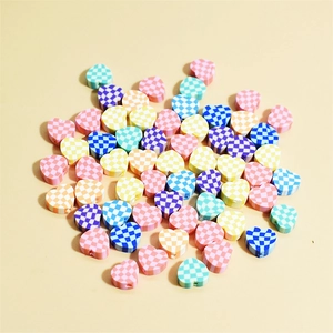 Dettaglio di perline a cuore a scacchi colorate da 10mm per la creazione di gioielli fai da te