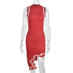 Vista de detalle del vestido de punto rojo sin mangas con ribete blanco y dobladillo