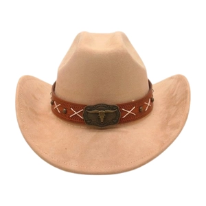 Dettaglio cappello da cowboy kaki con fascia in pelle e fibbia a testa di toro