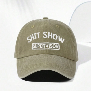 Ricamo dettagliato SHIT SHOW SUPERVISOR su cappellino in cotone lavato verde oliva
