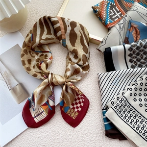 Foulard en soie avec imprimés léopard et damier en couleurs marron, rouge et bleu