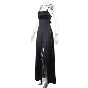 Détail de la robe longue en satin noir élégante avec fente haute et silhouette ajustée
