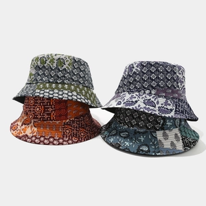 Dettaglio di cappelli alla pescatora patchwork con motivi etnici e geometrici