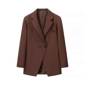 Détail du revers et des boutons foncés sur un blazer long de couleur marron foncé