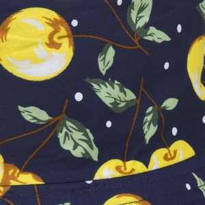 Chapeau bob bleu marine réversible avec motif de fruits jaunes et pois blancs en détail