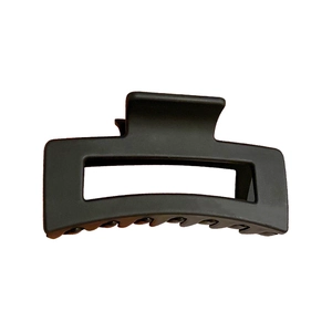 Pince à cheveux carrée évidée noir mat minimaliste pour femme sur fond blanc