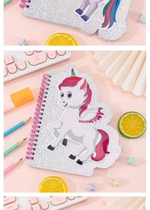 Dettaglio del quaderno a spirale unicorno peluche con glitter e ali rosa pastello