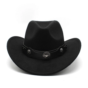 Chapeau de cowboy en laine noire avec bande en cuir et clous étoiles sur fond blanc
