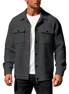 Detail der grauen Herren-Waffelstrickjacke mit Brusttaschen und Metallknöpfen