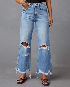 Détails du jean taille haute à jambe large avec genoux déchirés et ourlets effilochés