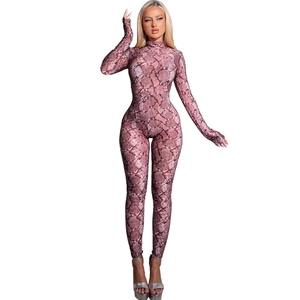 Body da donna con stampa pitonata rosa a maniche lunghe e collo alto