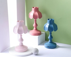 Dettaglio di mini lampade LED retrò a forma di fiore, rosa e blu con porta di ricarica DC