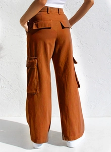 Rückansicht der braunen Cargo-Hose mit mehreren Taschen und lockerer Passform