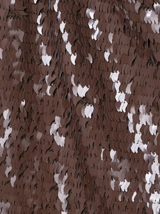 Vue détaillée du tissu à paillettes marron avec motif de feuilles sur une mini-jupe