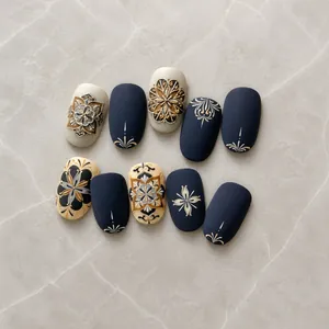 Detailansicht der 3D-Prägung Mandala-Nagelaufkleber in Mattblau und Beige im japanischen Stil