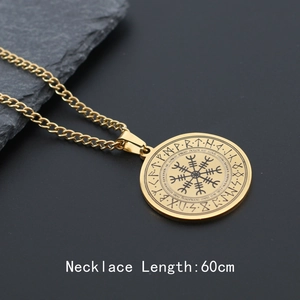 Detailaufnahme der goldenen Wikinger Odin Runenkette mit 60 cm Kette auf Stein