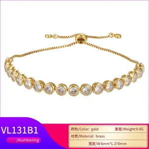 Bracciale regolabile in ottone dorato con zirconi tondi e una chiusura a scorrimento