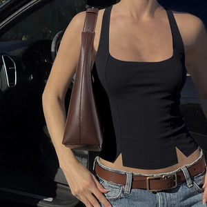 Détail du haut dos nu à licou noir avec fentes latérales et coupe ajustée sexy