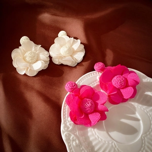 Boucles d'oreilles fleurs de camélia élégantes en tissu blanc et rose sur soie