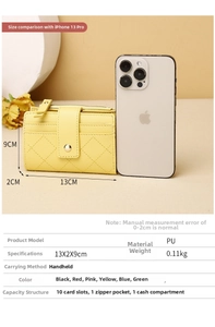 Portafoglio corto giallo trapuntato in confronto con iPhone 13 Pro per mostrare le dimensioni