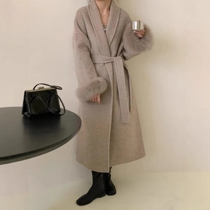 Manteau long en laine beige pour femmes avec poignets en fourrure et ceinture hiver