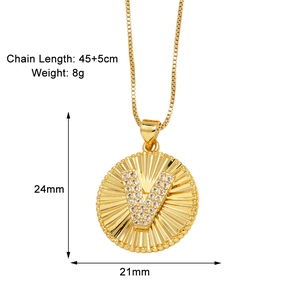 Dettaglio della collana dorata 45+5cm con pendente lettera V in cristalli e dimensioni